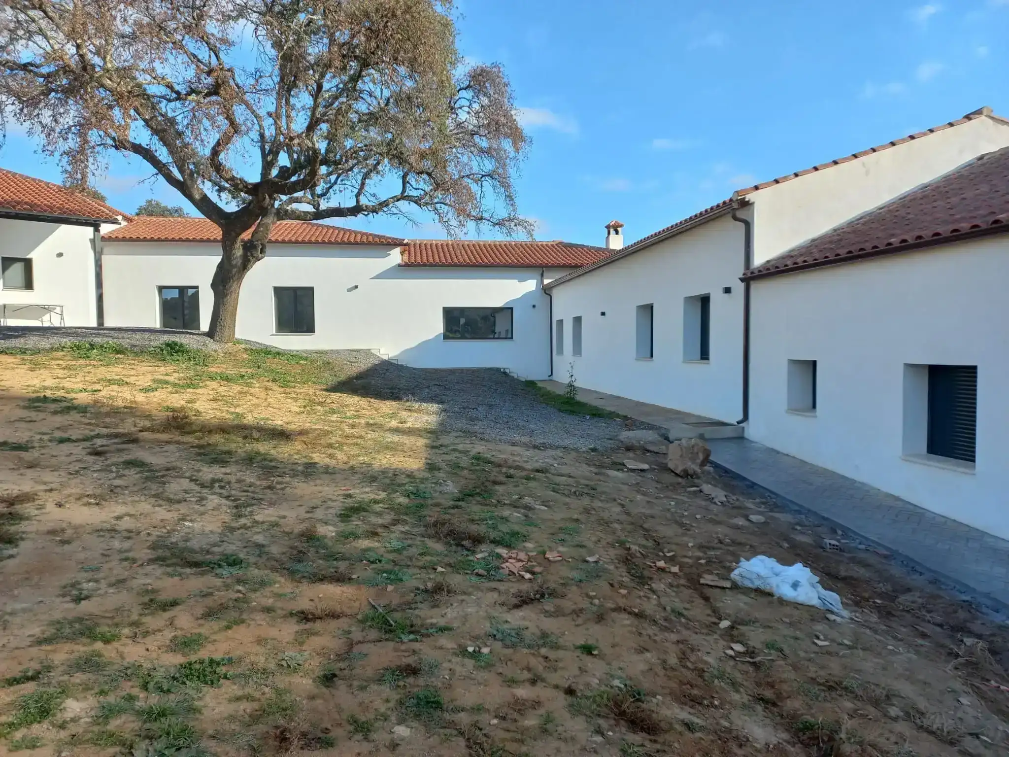 Varios canalones de aluminio instalados con bajantes en Córdoba