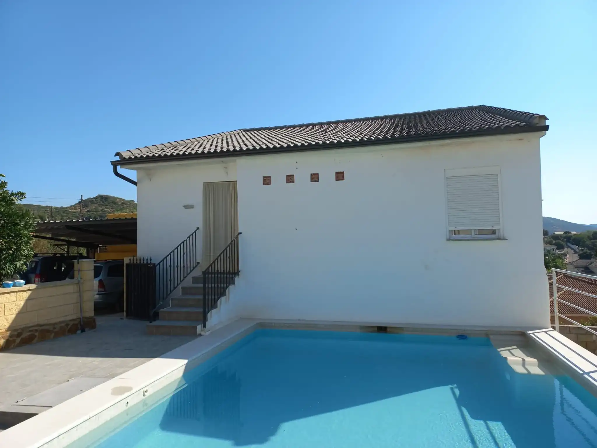 Canalón instalado junto a piscina en Córdoba