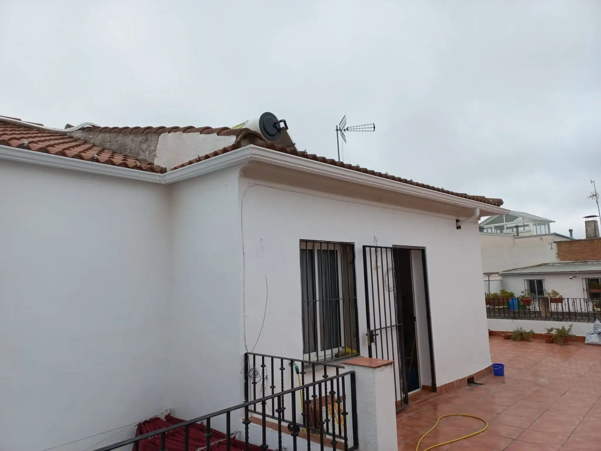 Canalón de aluminio instalado en casa de Córdoba