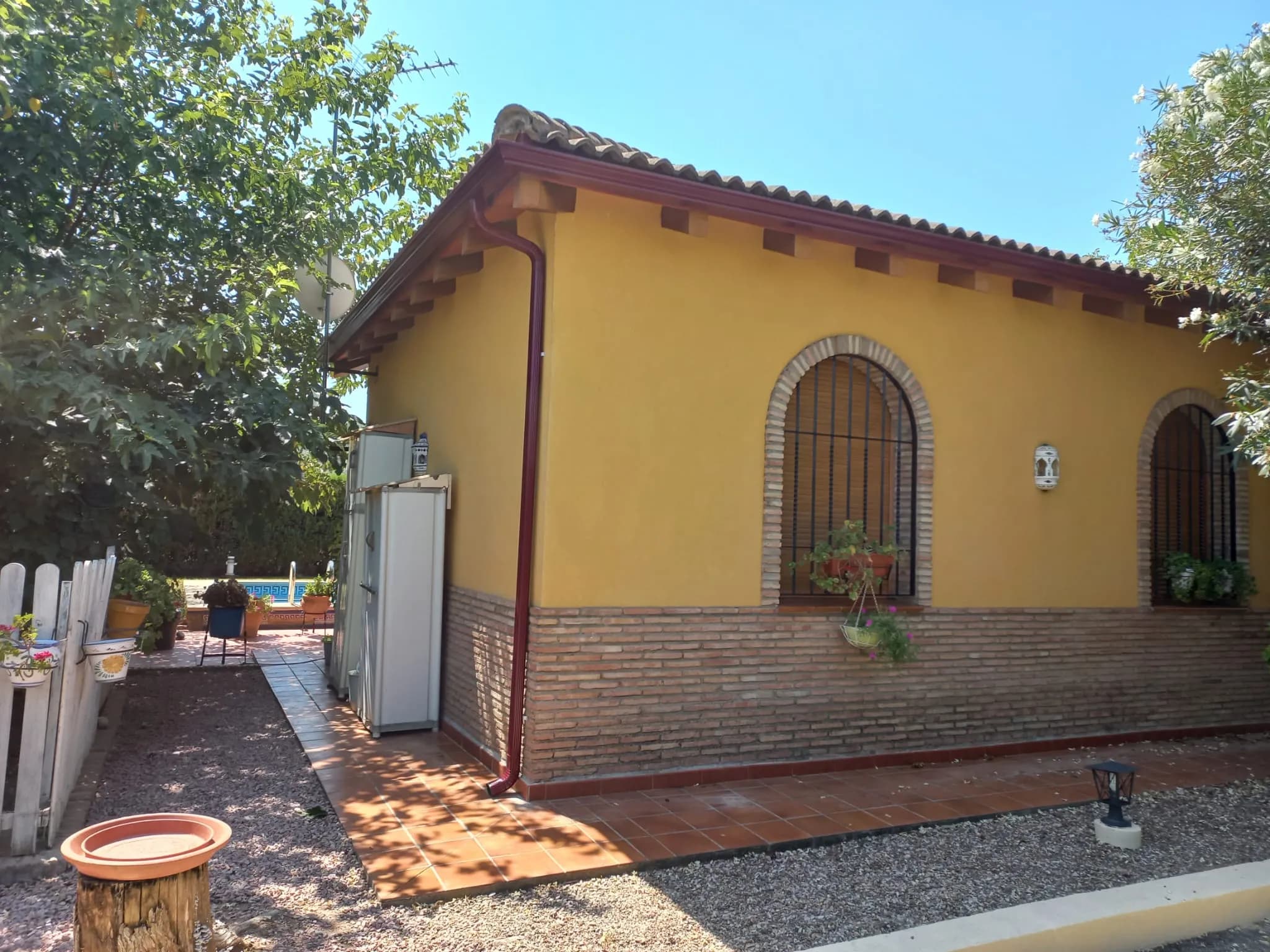 Chalet en Córdoba con canalón y bajante de aluminio granate instalados por Canalplad