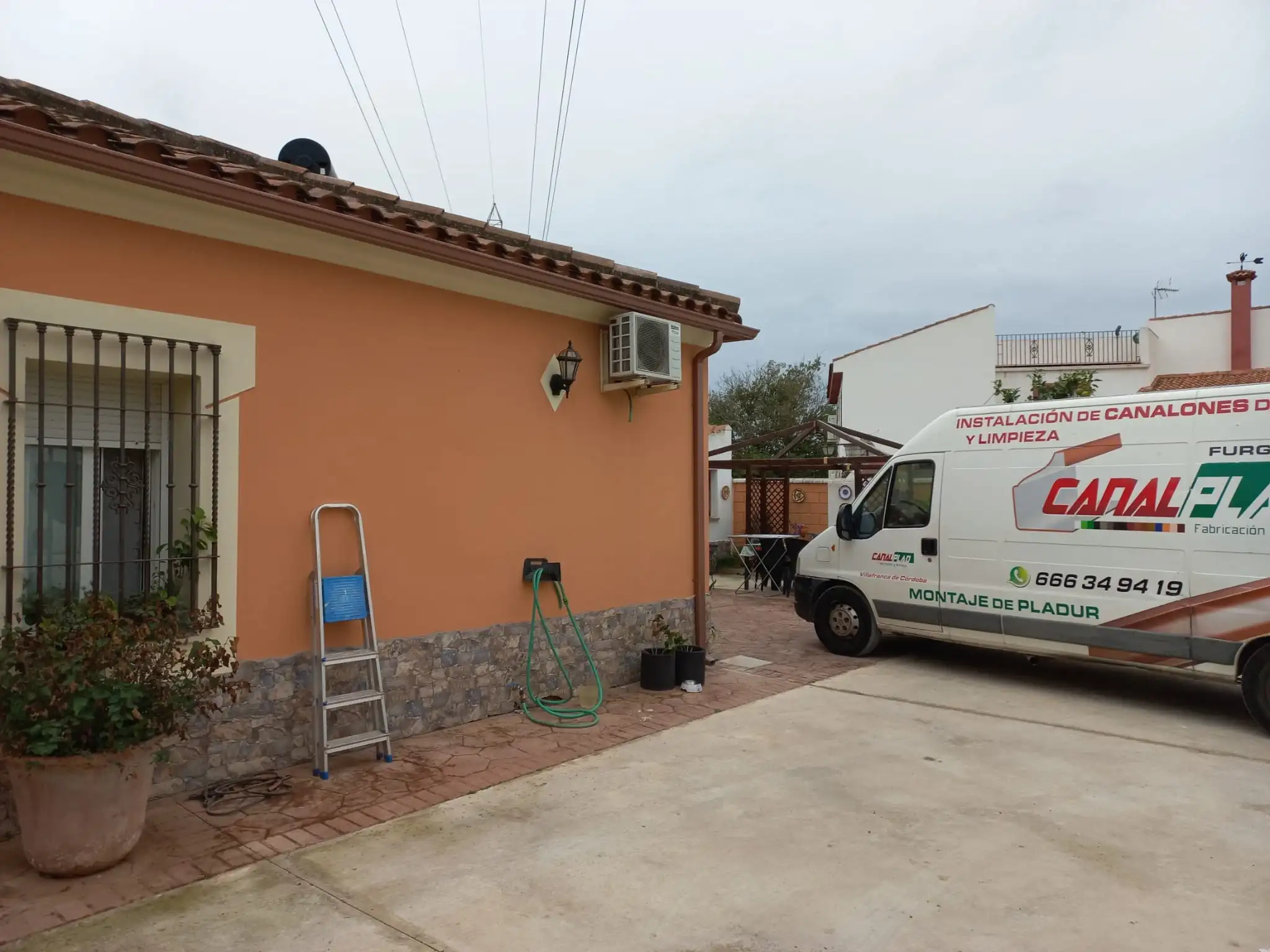 Canalón y bajante instalados en Córdoba